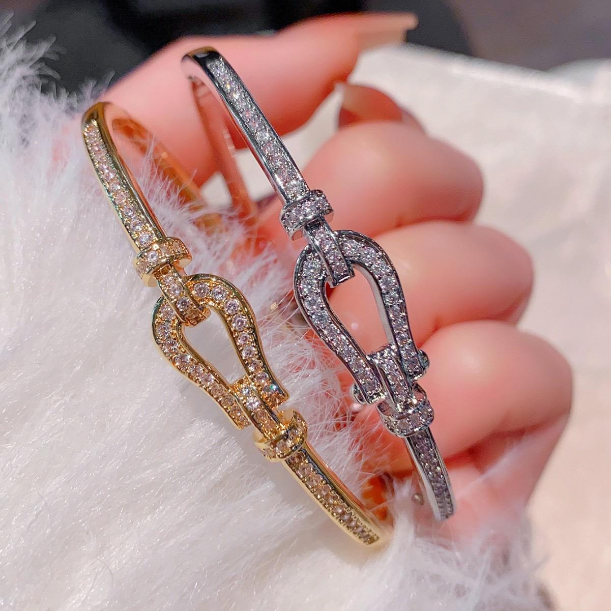 Halo Clasp Bracelet