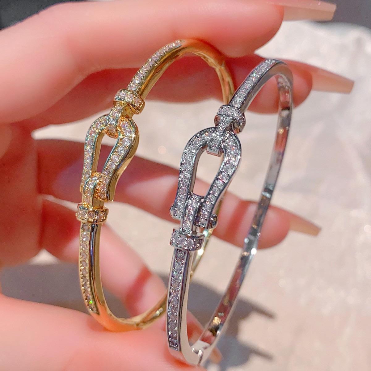 Halo Clasp Bracelet